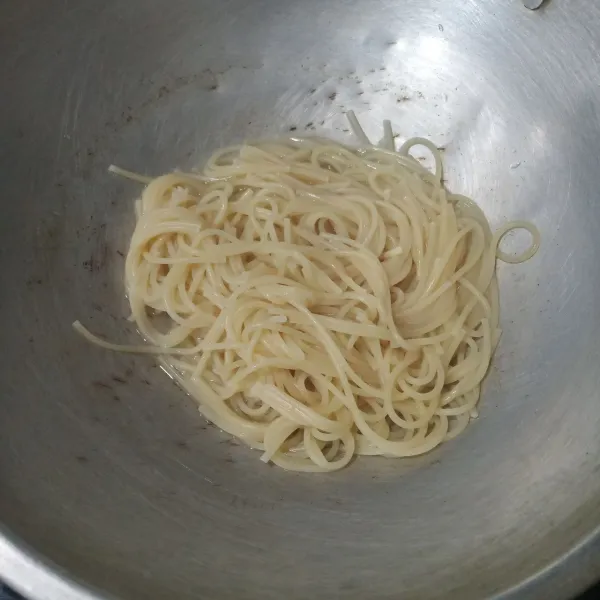 Rebus spaghetti selama 6 menit, tiriskan.