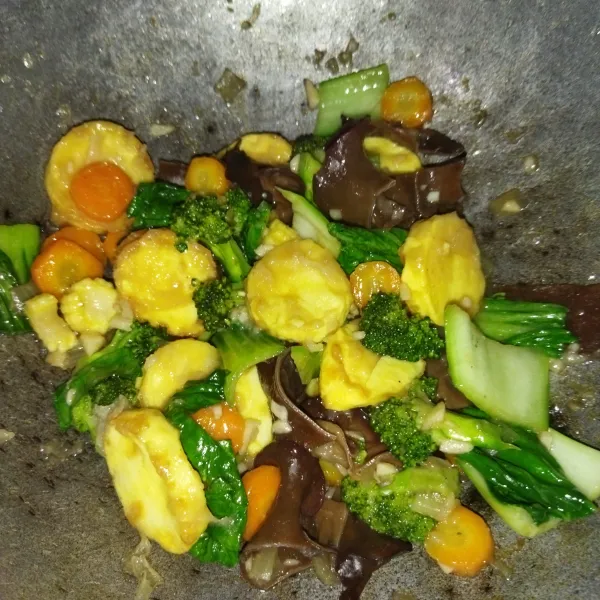 Masak hingga pokcoy layu, matikan api.