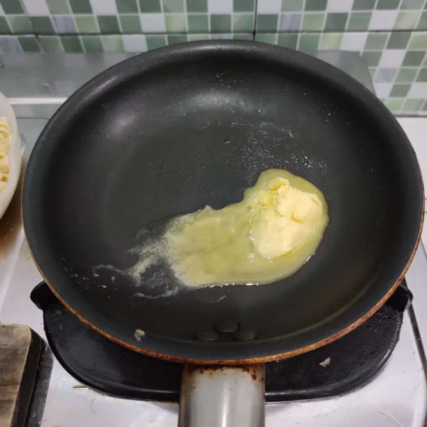 Lelehkan butter di dalam wajan anti lengket.