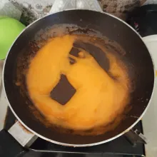 Membuat saus keju, campurkan mayonaise, bumbu bubuk keju dan air.