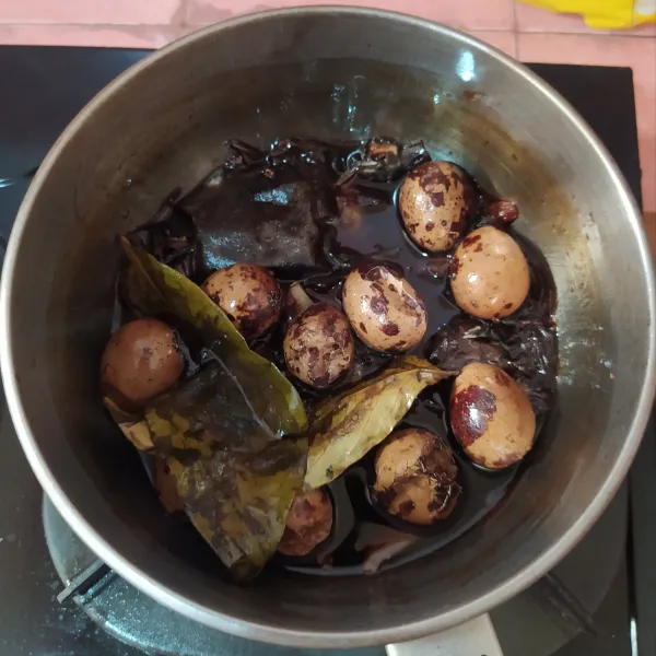 Setelah kuahnya menyusut, matikan api.
Kupas dan siap disajikan.