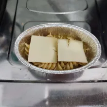 Kemudian beri keju slice.
