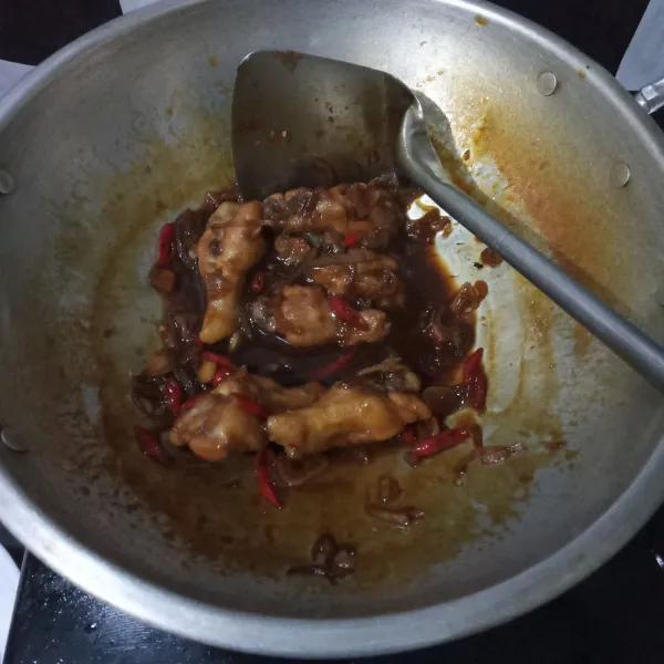 Masak hingga kuah asat, ayam empuk dan bumbu meresap. Tes rasa.