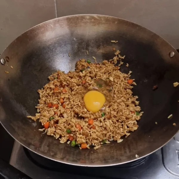 Masukkan telur, aduk rata, masak sampai bumbu meresap sempurna.