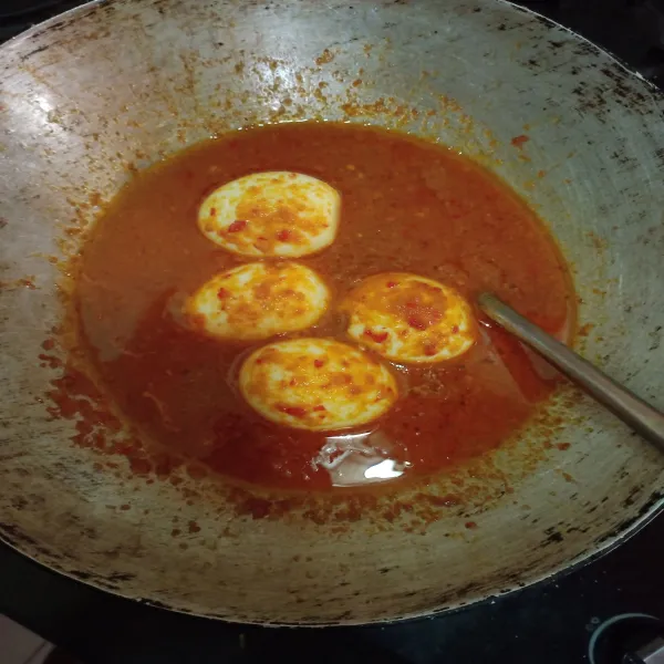Masukkan telur, beri kecap, gula, garam, penyedap rasa, cek rasa, masak hingga kuah mengental, sajikan.