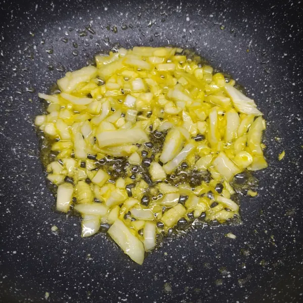 Panaskan margarin sampai leleh, masukkan bawang putih dan bawang bombay. Tumis sampai layu dan harum.