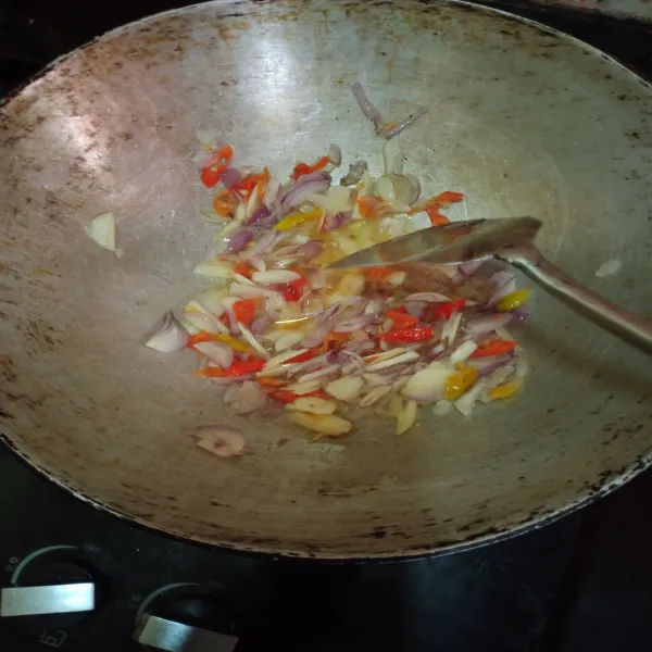 Panaskan minyak, tumis bawang dan cabe, lalu masukkan udang sampai udang berubah warna.