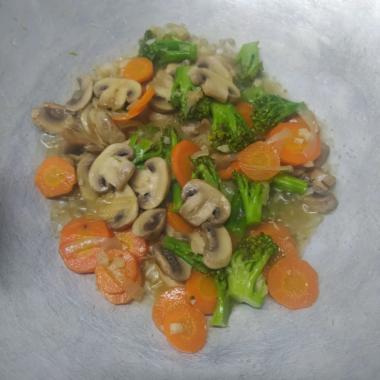 Step 5 Tumis Jamur Kancing Brokoli