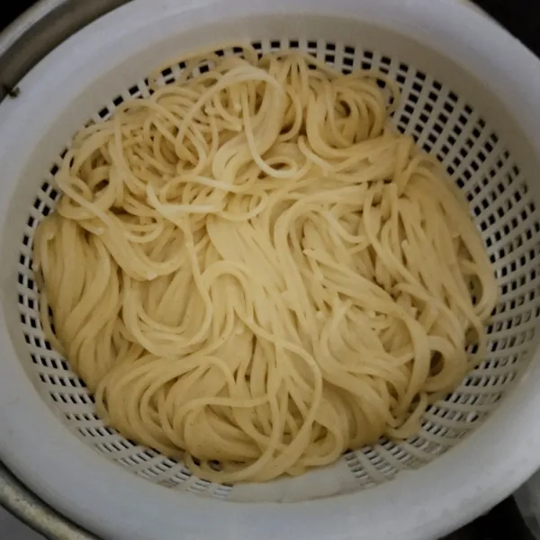 Rebus spaghetti, masak hingga matang.