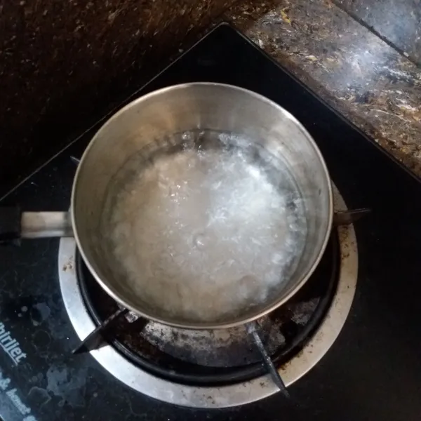 Didihkan air, masukkan jahe dan serai, rebus sekitar 5 menit.