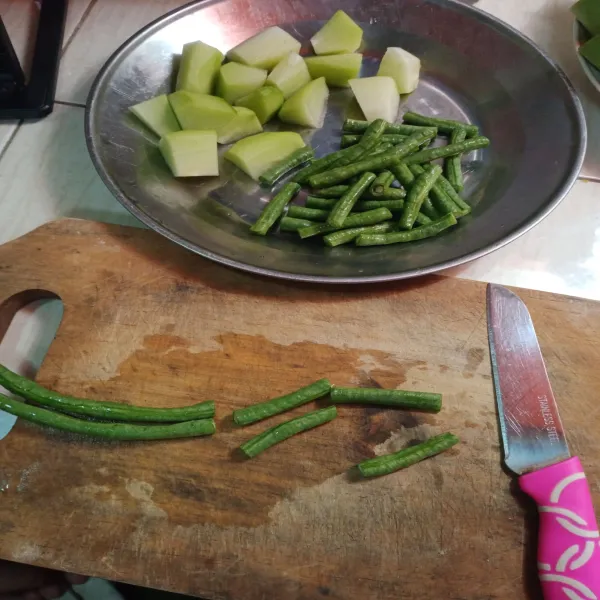 Potong-potong juga labu siam dan kacang panjang.