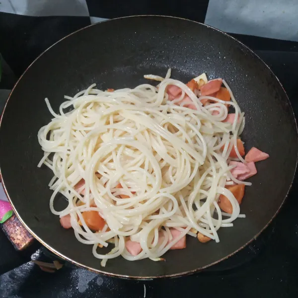 Masukkan spaghetti.