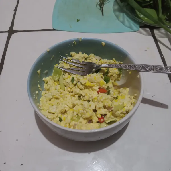 Masukkan telur, campur dengan semua bumbu iris, daun kemangi lalu beri garam dan penyedap secukupnya.