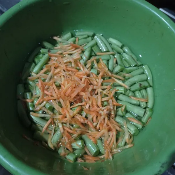 Potong buncis dan wortel cuci sampai bersih, tiriskan.
