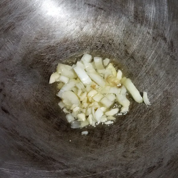 Selanjutnya buat tumisan dengan menumis bombay dan bawang putih sampai harum.