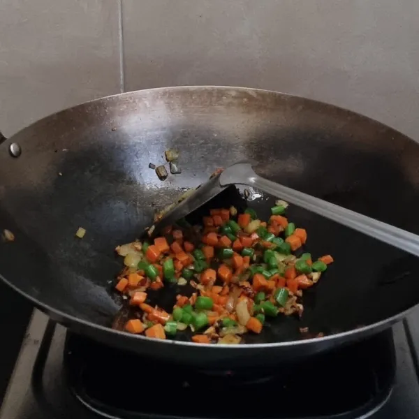 Masukkan sayuran potong, masak sampai setengah matang.