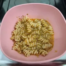 Kemudian masukkan pasta fussili, aduk rata.