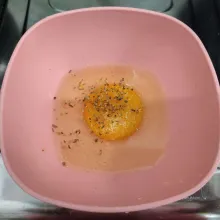 Kocok lepas telur, kaldu bubuk, bawang putih bubuk, italian herb serta merica.