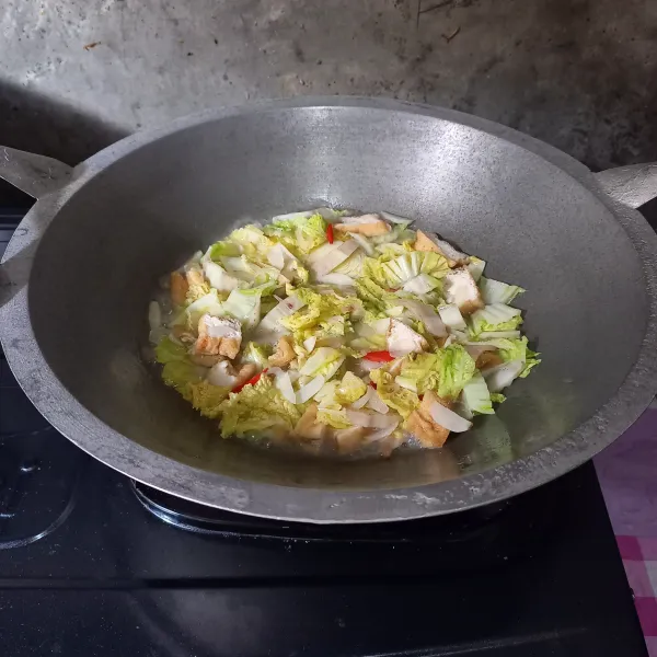 Bumbui dengan garam, kaldu, dan gula pasir. Masak sampai sawi matang.