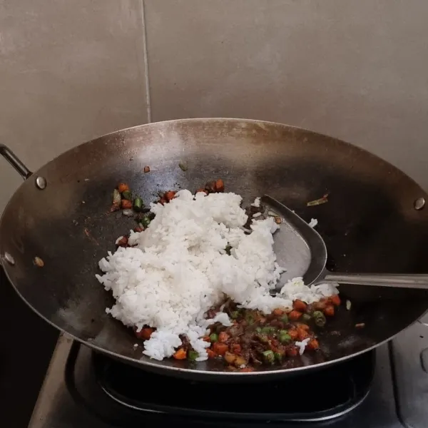 Masukkan nasi putih, masak sampai bumbu meresap.