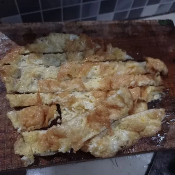 Angkat, lalu potong memanjang.