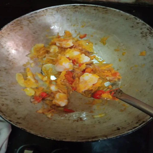 Lalu masukkan wortel, aduk rata.