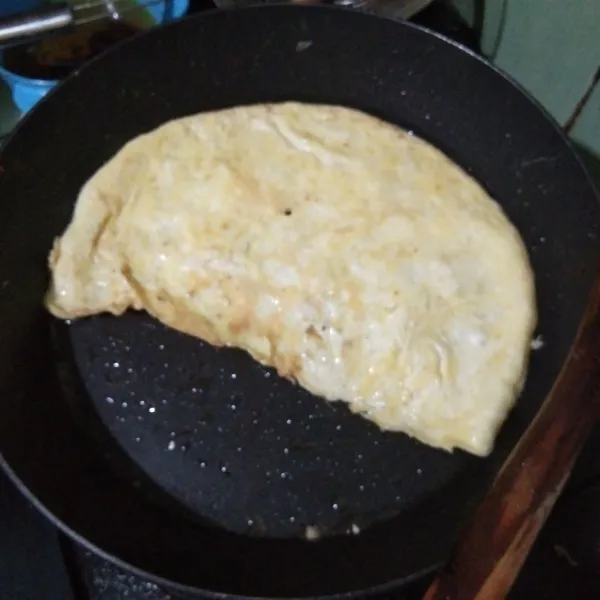 Siapkan kembali fry pan panas, lalu masukkan kocokan telur dan ratakan. Masak dan balik telur hingga matang.