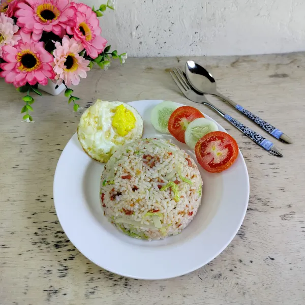 Tata nasi goreng, telur ceplok, tomat,dan timun. Siap dikemas untuk bekal sekolah.