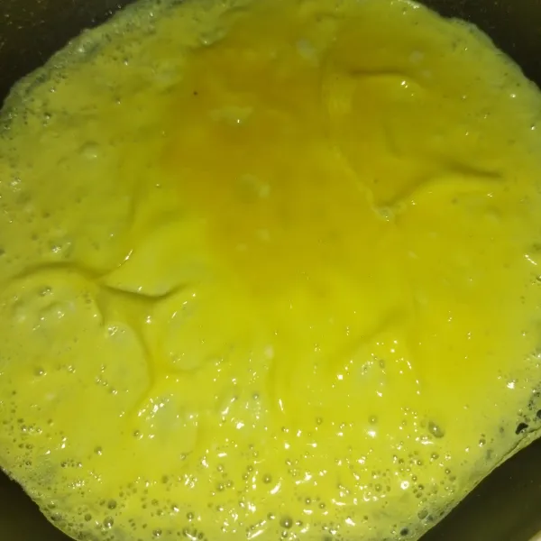 Siapkan telur dadar untuk lauk pendampingnya.