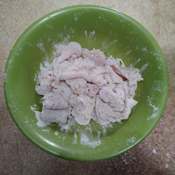 Setelah ayam dimarinasi, balur dengan tepung maezena hingga permukaan tercampur rata.