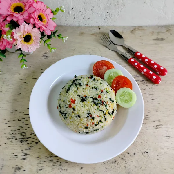 Tata nasi goreng bayam, tomat iris dan timun iris. Siap dikemas untuk bekal sekolah.