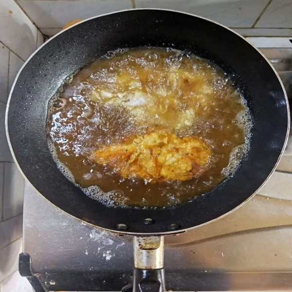 Gulingkan dalam 1/2 bagian tepung kering. Kemudian panaskan minyak dalam wajan, kemudian goreng ayam karage hingga matang sempurna.