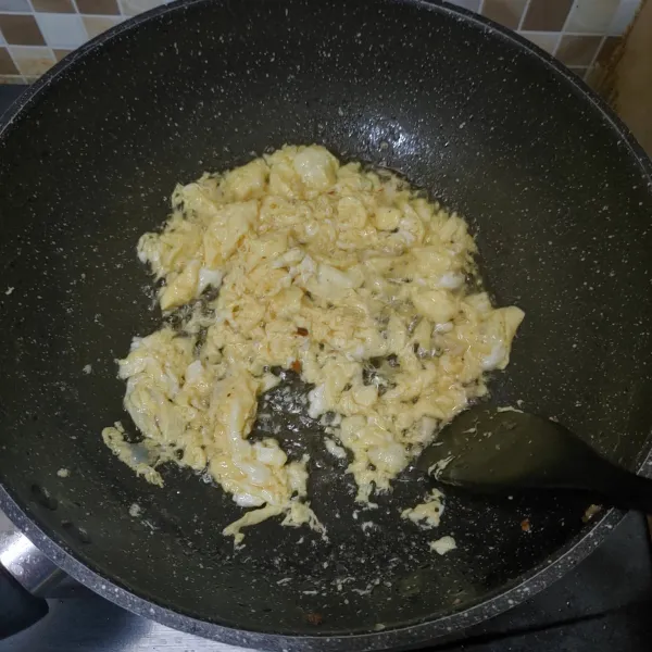 Panaskan wajan, tumis bawang putih hingga harum, lalu masukan telur kocok. Aduk cepat.