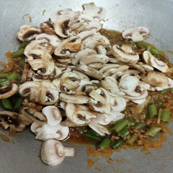 Masukkan jamur kancing masak hingga jamur matang.