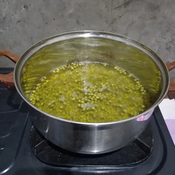 Cuci kacang hijau. Rebus dengan 1 liter air sampai matang dan empuk.