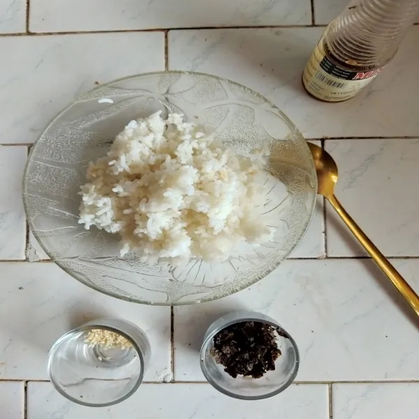 Campur nasi, kecap asin, garam, minyak wijen, biji wijen dan secukupnya nori cincang, aduk rata.