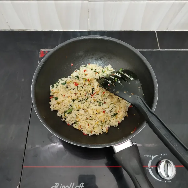 Masak hingga bumbu meresap dan nasi goreng tanak. Lalu angkat.