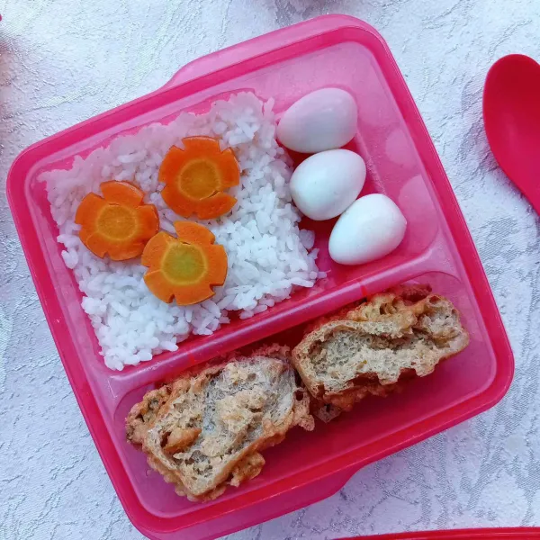 Tata tahu walik wortel dalam kotak bekal bersama nasi putih dan telur puyuh rebus.