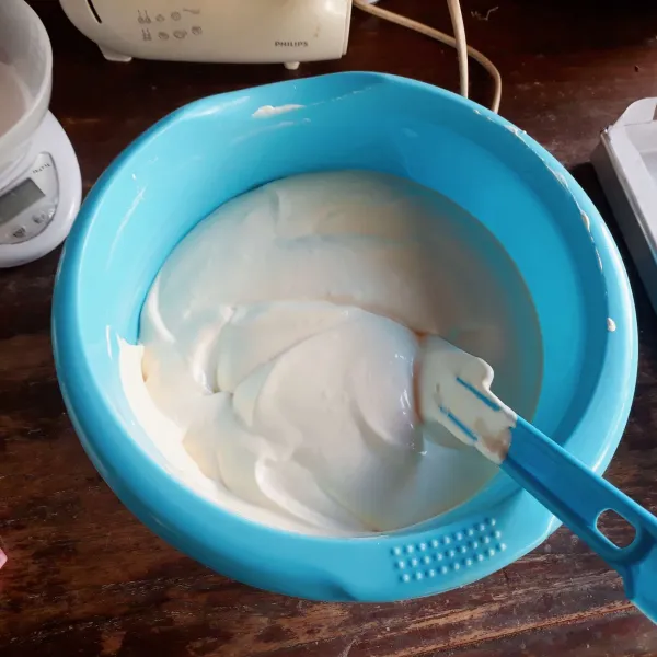 Campurkan telur, gula, SP, terigu, maizena dan susu. Mixer kecepatan tinggi hingga kental berjejak (6 menit).