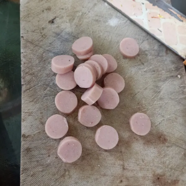 Iris sosis sesuai selera.