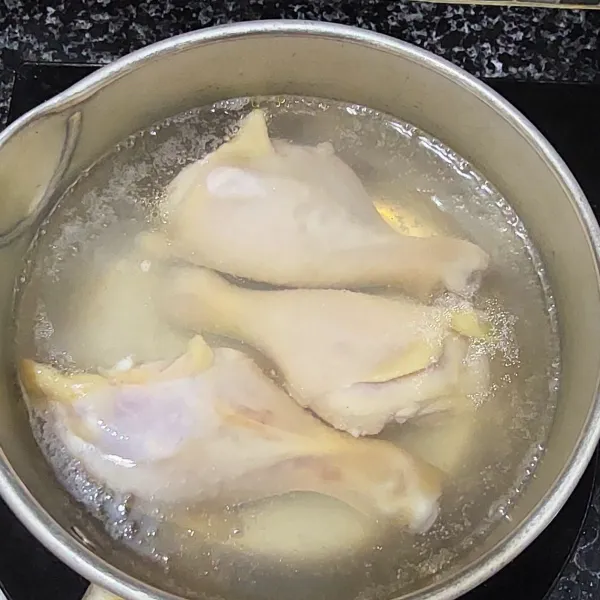 Cuci bersih ayam, marinasi dengan jeruk nipis selama 15 menit. Rebus ayam hingga setengah matang.
