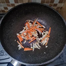 Tumis bawang bombay dan bawang putih hingga harum, lalu masukan irisan wortel. Aduk rata dan tambahkan sedikit air. Masak hingga wortel empuk.