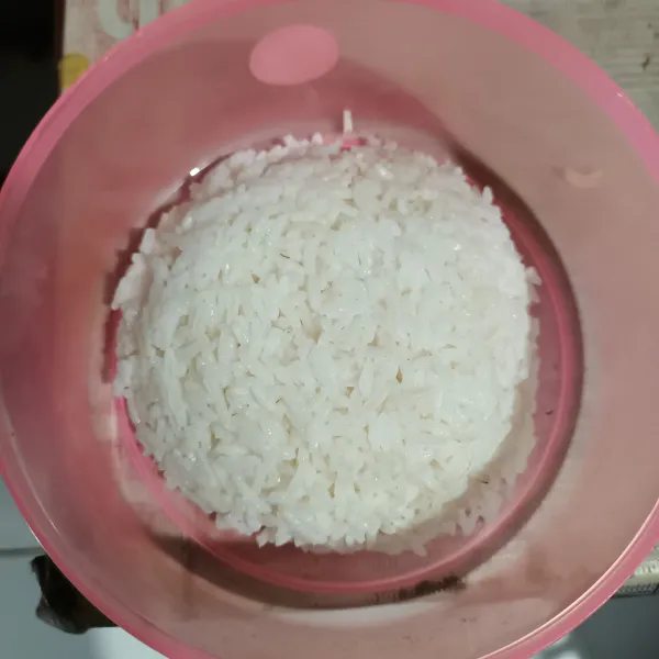 Siapkan nasi yang sudah dibentuk di dalam wadah.