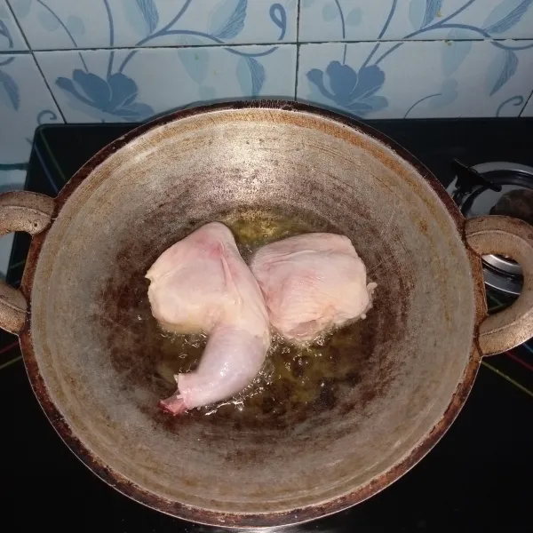Lalu goreng ayam yang sudah di cuci bersih dan cukup goreng setengah matang saja.