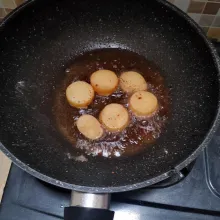 Kemudian goreng hingga kecoklatan, angkat dan tiriskan.