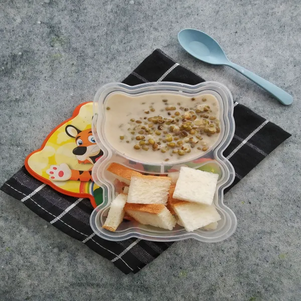 Tuang 2-3 sendok sayur ke dalam kotak bekal anak dan tambahkan roti tawar sebagai pelengkap. Kacang hijau siap dibawa untuk bekal anak.