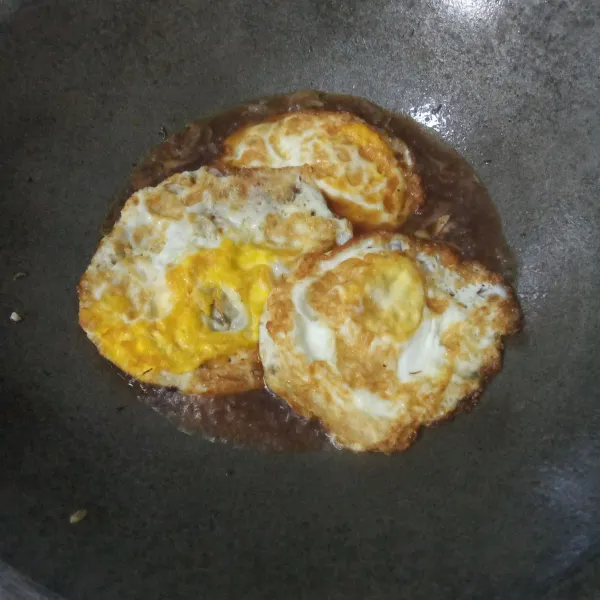 Masukkan telur, aduk sebentar.