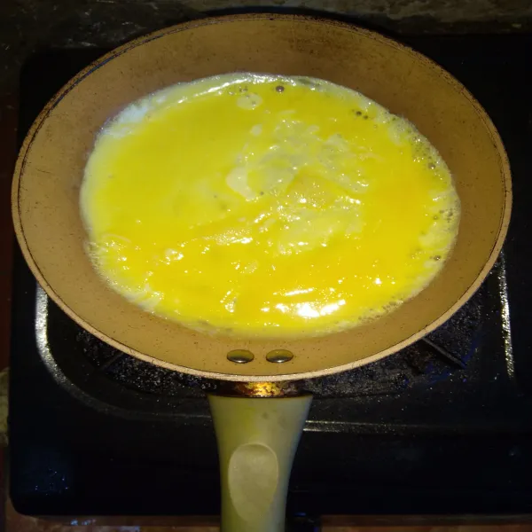 Panaskan teflon, tuang telur, buat dadar sampai matang. Angkat