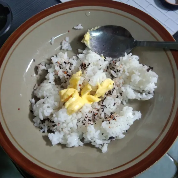 Campur nasi dengan margarin dan bon nori. Aduk rata.
