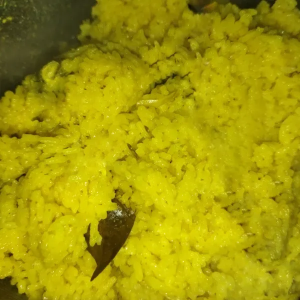 Siapkan semua bahan nasi kuning, masukkan semua bahan ke dalam magic com, tekan tombol cook, jika sudah matang biarkan beberapa saat, lalu aduk rata, nasi kuning siap untuk dibentuk.